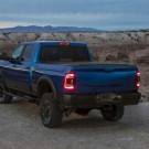 dodge-ram-1500-2019-2022-lampa-tyl-lewa-led-z-czerwonym