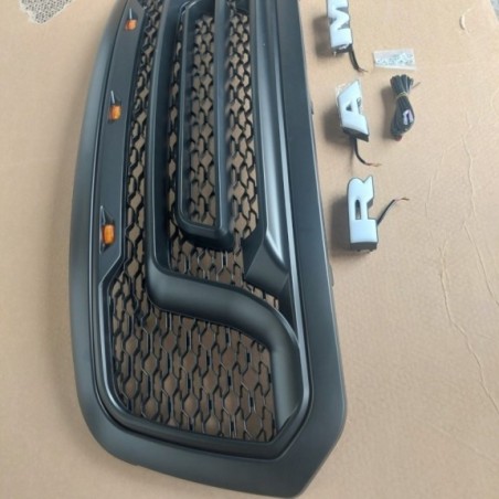 DODGE RAM 1500 2013-18 ATRAPA GRILL STYL WZÓR REBEL + LAMPKI + NAPIS LED