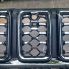 JEEP GRAND CHEROKEE SUMMIT WL 2021-2025 ATRAPA GRILL GÓRNY Z CHROM KAMERA